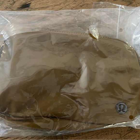 NWT Lululemon belt bag - Picture 3 of 4